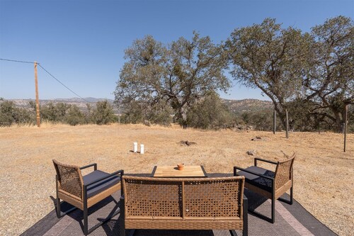 Charming 3-bedroom cabin near Yosemite w/ WiFi and Pool Table