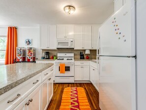 Fridge, microwave, oven, coffee/tea maker - Insta-Worthy | Dog Friendly | Hot Tub | EXPO (Tulsa)