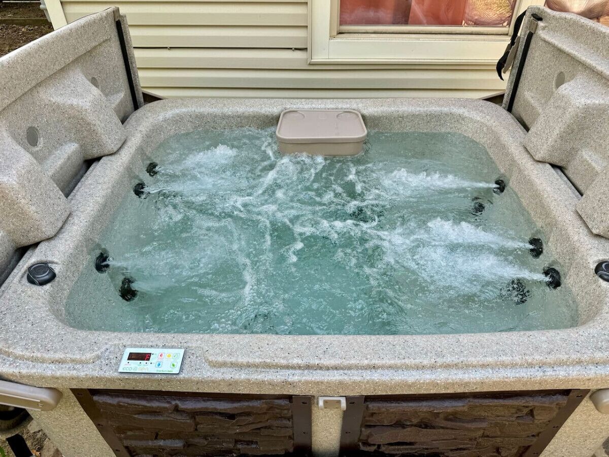 Tina de hidromasaje al aire libre