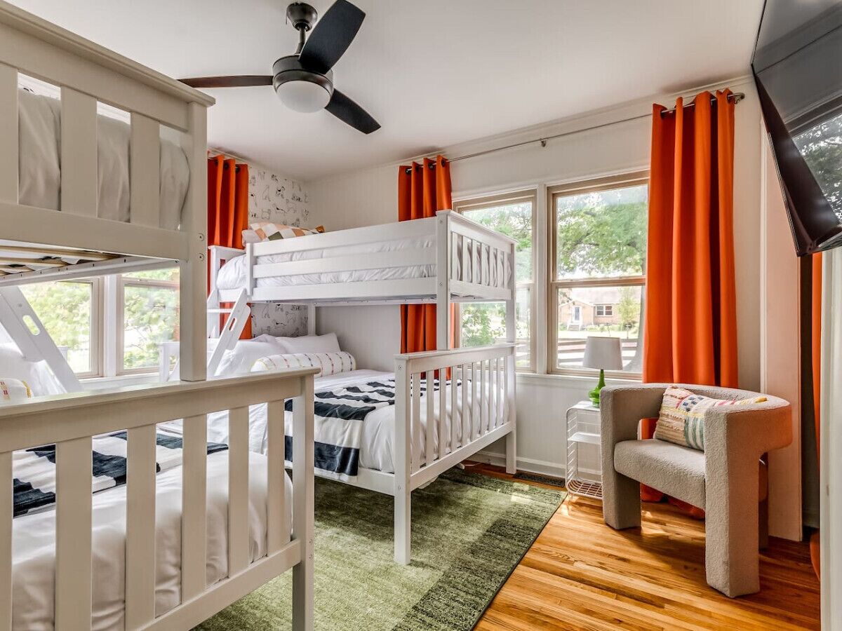 Tabla de planchar con plancha, wifi y ropa de cama 