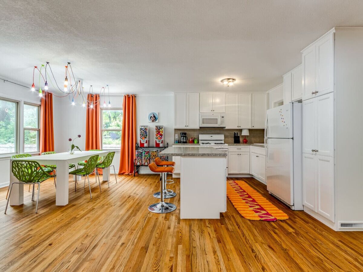 Geladeira, micro-ondas, fogão, cafeteira/chaleira