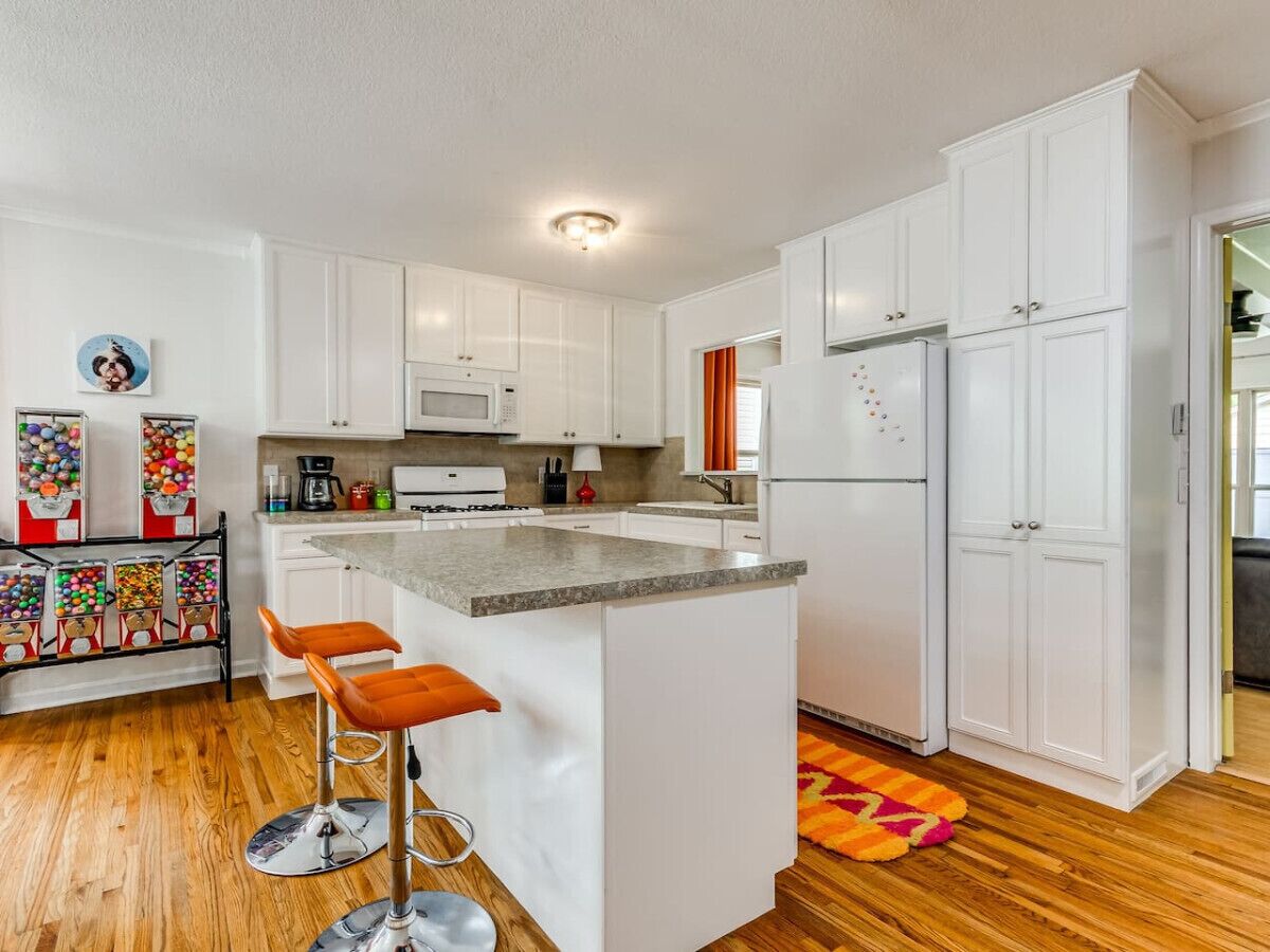 Fridge, microwave, oven, coffee/tea maker