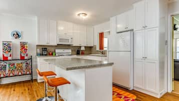 Kühlschrank, Mikrowelle, Ofen, Wasserkocher mit Kaffee-/Teezubehör