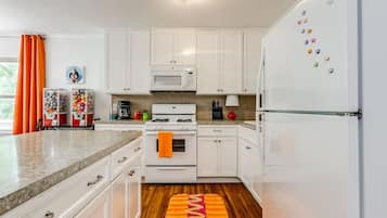 Refrigerador, microondas, horno y cafetera y tetera
