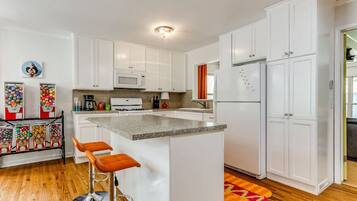 Refrigerador, microondas, horno y cafetera y tetera