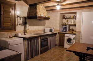 Een koelkast, een magnetron, een oven, een kookplaat