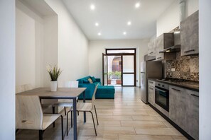 Kühlschrank, Ofen, Herdplatte, Wasserkocher mit Kaffee-/Teezubehör