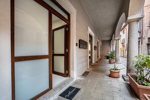 Exterior detail - Apartment 'Blue Water' with Air Conditioning (Porto Valtravaglia)