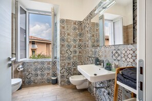 Dusch, gratis toalettartiklar, hårtork och handdukar