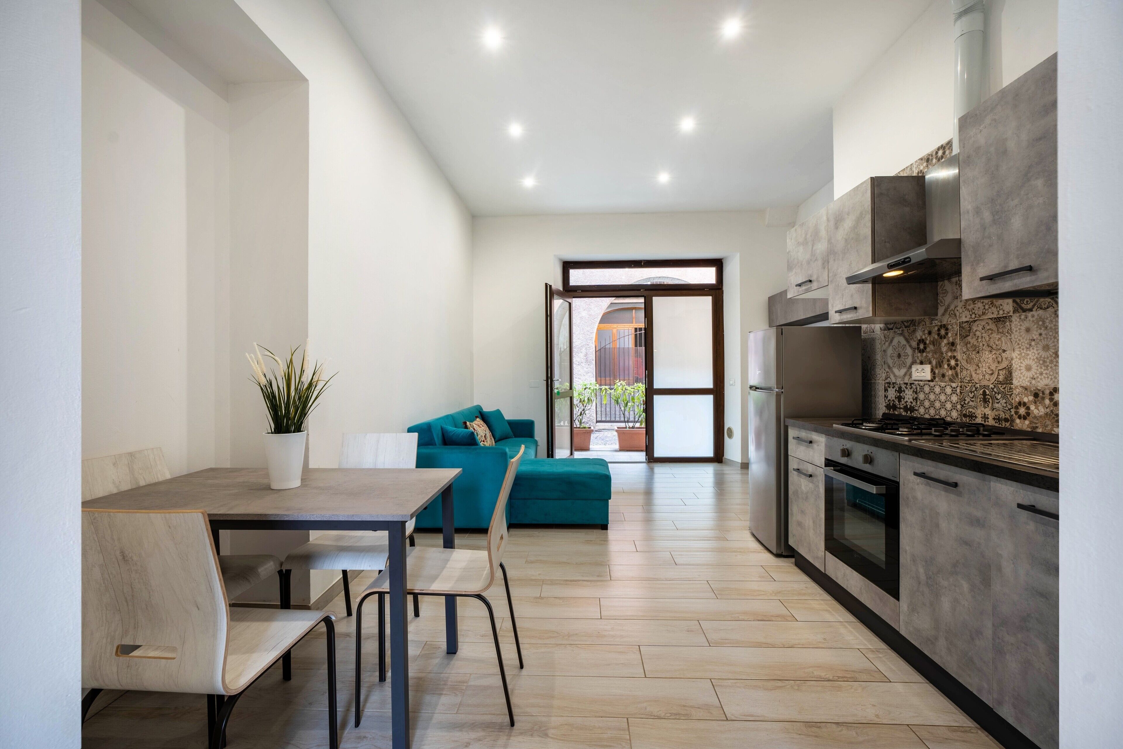 Réfrigérateur, four, plaque de cuisson, cafetière/bouilloire