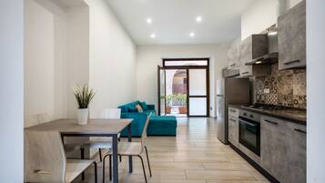 Réfrigérateur, four, plaque de cuisson, cafetiÚre/bouilloire