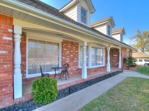 Exterior - Luxurious 7 bedrooms Retreat with Heated Pool , Hot tub & King Beds (Oklahoma City)