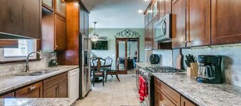 Luxurious 7 bedrooms Retreat with Heated Pool , Hot tub & King Beds