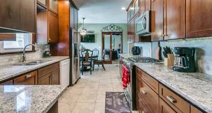 Luxurious 7 bedrooms Retreat with Heated Pool , Hot tub & King Beds