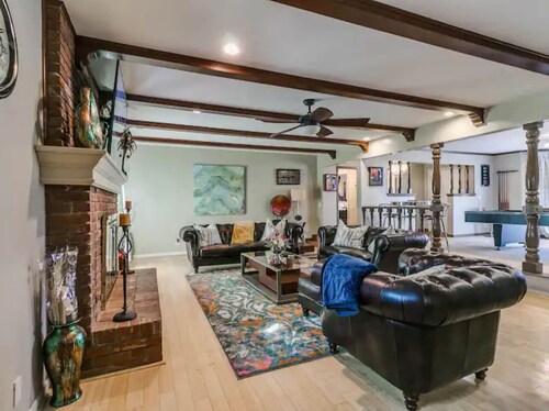 Luxurious 7 bedrooms Retreat with Heated Pool , Hot tub & King Beds