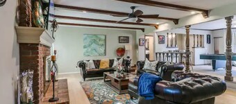 Luxurious 7 bedrooms Retreat with Heated Pool , Hot tub & King Beds