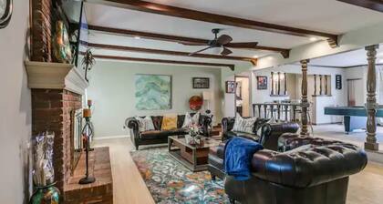 Luxurious 7 bedrooms Retreat with Heated Pool , Hot tub & King Beds