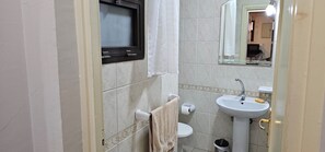 Haartrockner, Bidet, Handtücher, Seife