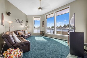 TV - Waterfront perfection with multiple bedrooms & bathrooms - 5000 sf (Lake Tapps)