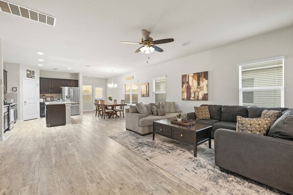 Smart TV, fireplace - Elegant Home with Cozy Vibes (Pflugerville)