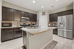 Fridge, microwave, oven, stovetop - Elegant Home with Cozy Vibes (Pflugerville)