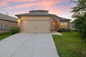 Property grounds - Elegant Home with Cozy Vibes (Pflugerville)