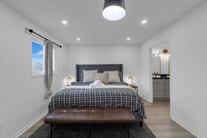 4 soverom, skrivebord, strykejern/-brett og reiseseng for barn