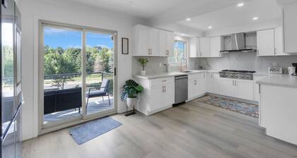 Quaint 3BR - 5 min to UTM/Erindale Park + Parking