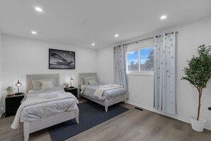 3 slaapkamers, een bureau, een strijkplank/strijkijzer, reisbedje