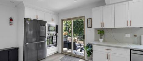 冰箱、微波炉、烤箱、炉灶