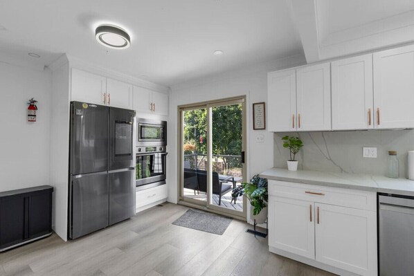 Kjøleskap, mikrobølgeovn, ovn og kokeplater