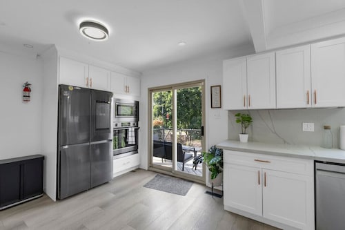 Quaint 3BR - 5 min to UTM/Erindale Park + Parking