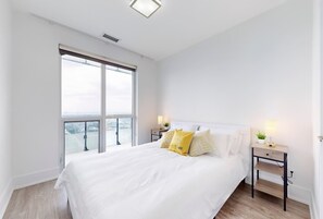 1 habitación, tabla de planchar con plancha y cuna de viaje 