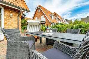 Outdoor dining - Lerchenpark Nordlicht - Hausteil für bis zu 4 Personen mit Garten. - nur 350 Meter zum Strand! (Sylt)