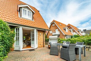 Outdoor dining - Lerchenpark Nordlicht - Hausteil für bis zu 4 Personen mit Garten. - nur 350 Meter zum Strand! (Sylt)