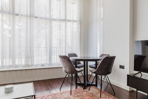 Dining - Trendy Fitzrovia 2BR, Furnished w/ Full Kitchen, by Blueground (London)