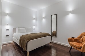 2 bedrooms, iron/ironing board, WiFi, bed sheets - Trendy Fitzrovia 2BR, Furnished w/ Full Kitchen, by Blueground (London)