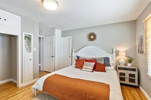 3 Schlafzimmer, Schreibtisch, Bügeleisen/Bügelbrett, Reisekinderbett