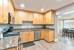 Fridge, microwave, oven, stovetop - Lehi Getaway | Newly remodeled (Lehi)
