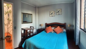 Habitación clásica doble, baño compartido | Escritorio, espacio para trabajar con un portátil, wifi gratis