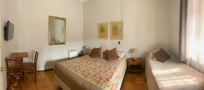 Chambre Quadruple Classique, salle de bains commune, vue ville | Bureau, espace de travail pour ordinateur portable, Wi-Fi gratuit
