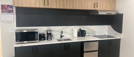 Mikrobølgeovn, kokeplater, kaffetrakter/tekoker og vannkoker