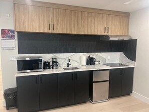 ميكروويف، موقد طهي مسطح، ماكينة لصنع القهوة/الشاي، غلّاية كهربائية