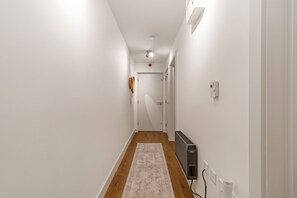 Interior - Central 1BD Free Underground Parking (Cheltenham)