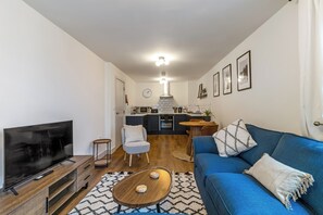 Apartment, Stadtblick | Wohnbereich | Flachbildfernseher