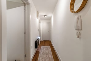 Hallway - Central 1BD Free Underground Parking (Cheltenham)