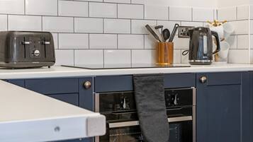 Apartment, City View | Private kitchen | Toaster