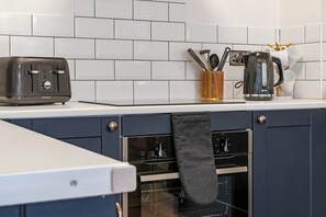 Private kitchen - Central 1BD Free Underground Parking (Cheltenham)