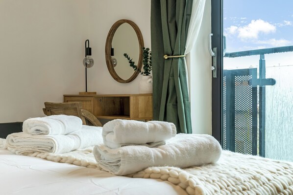 1 bedroom, iron/ironing board, free WiFi - Central 1BD Free Underground Parking (Cheltenham)