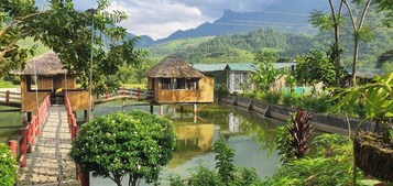 Fachada de la propiedad por la tarde o noche